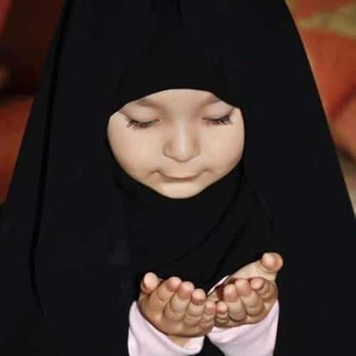 دختر بچه باحجاب در حال دعا