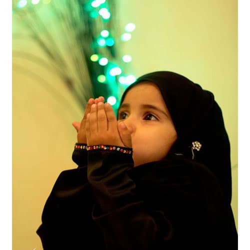 دختر بچه چادری درحال دعا